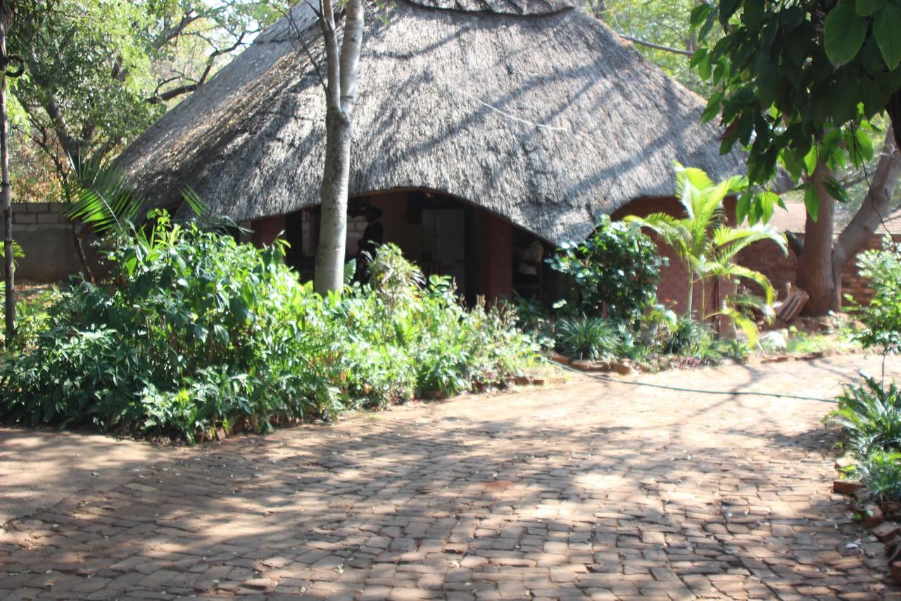Mosi-Ua-Tunya Lodge วิกตอเรียฟอลส์ ภายนอก รูปภาพ